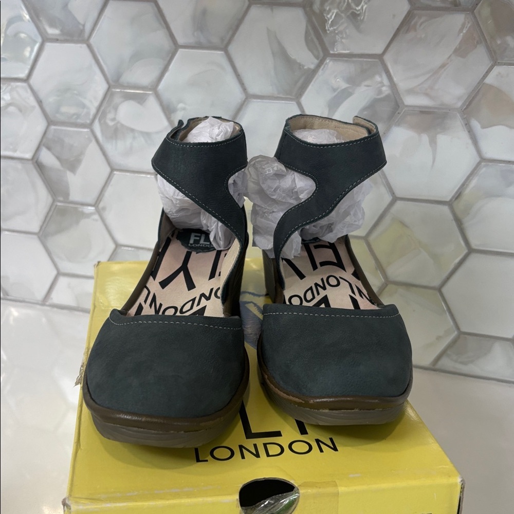 FLY London Cupido Leather Ankle Strap Closed Toe Wedge Taupe Size EU 38 US7/7.5 - Picture 2 of 9